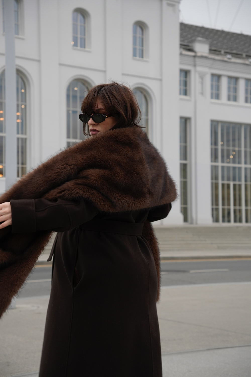 Меховой шарф с карманами шоколад