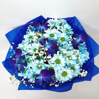 Букет из орхидей и хризантемы "Звездный вальс"