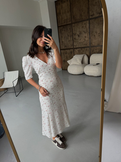 Силуэтное платье в цветок белое