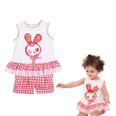 Костюм из шорт в клетку и туники с принтом зайца и стразами