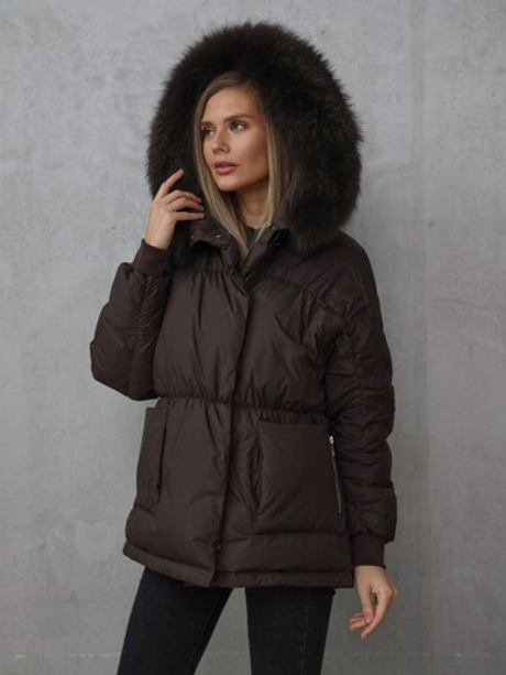 Коричневый пуховик с отделкой из меха енота