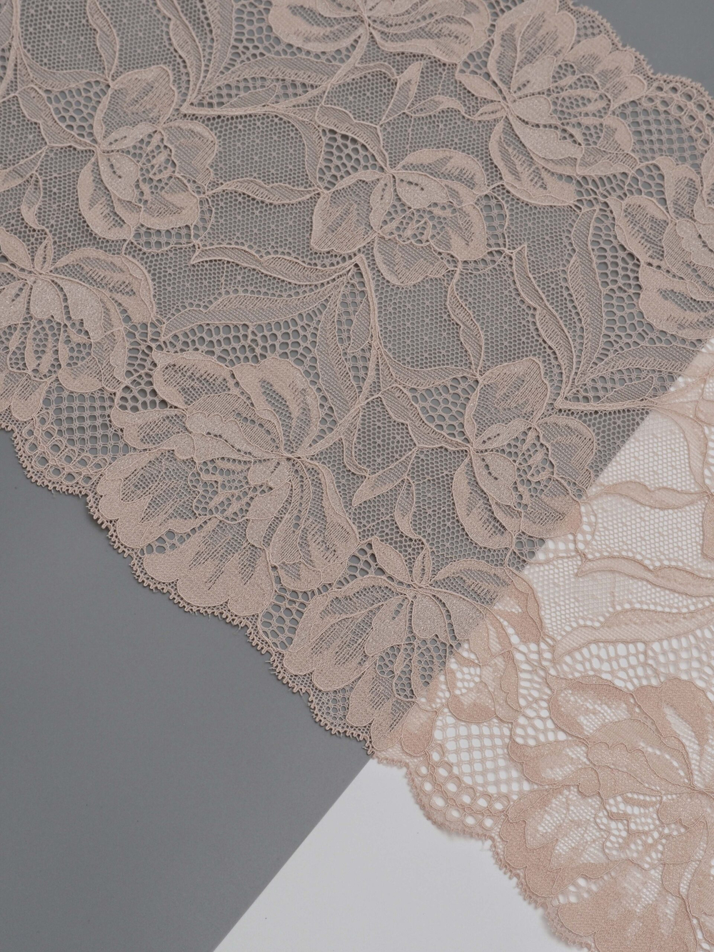 Эластичное кружево серебристый пион ширина 21 см