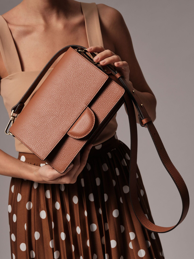 Сумка кожаная через плечо коричневая