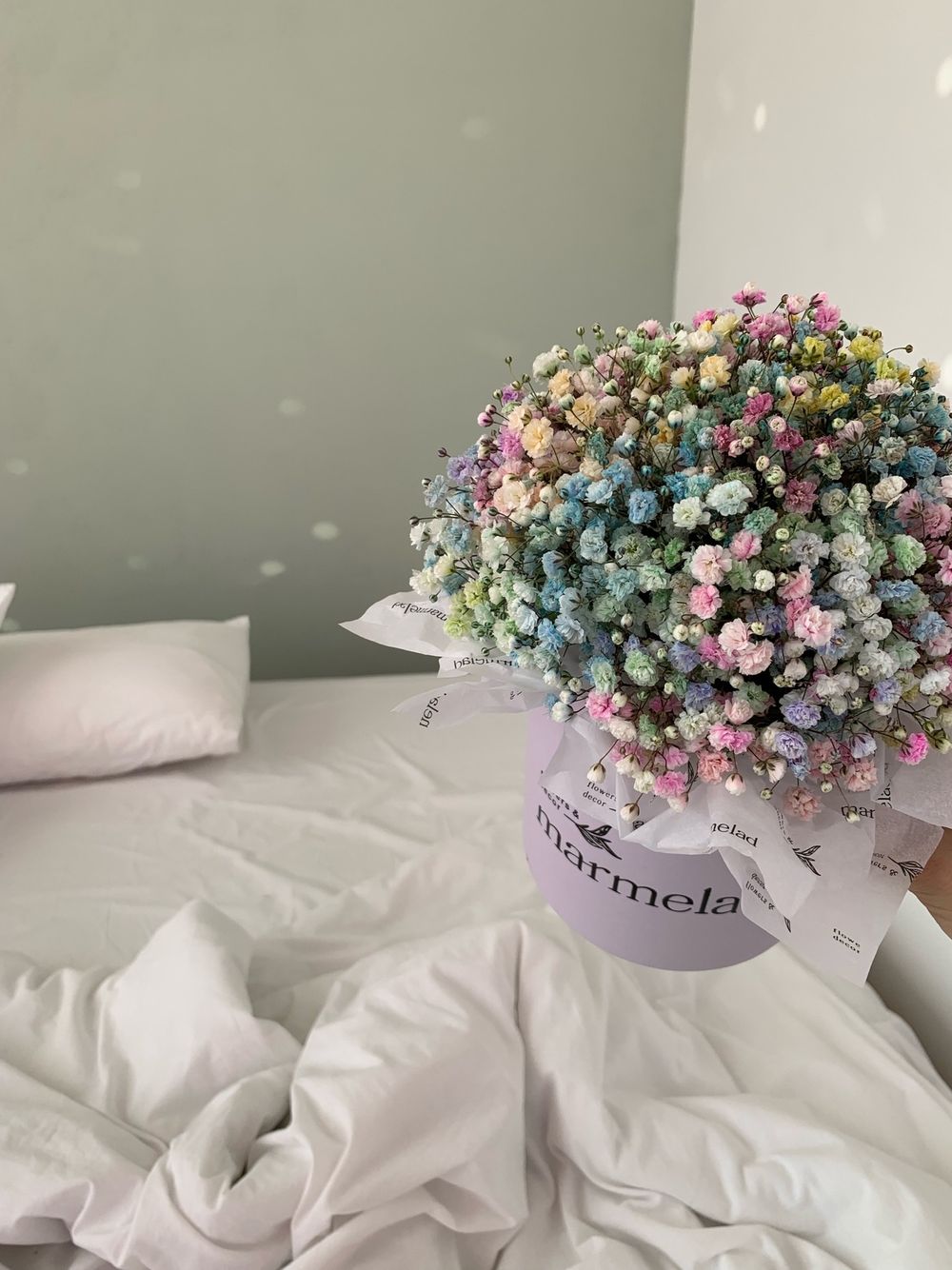 Композиция в коробке с радужной гипсофилой