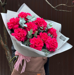 Букет из французских роз малинового оттенка и эвкалипта в стильном оформлении