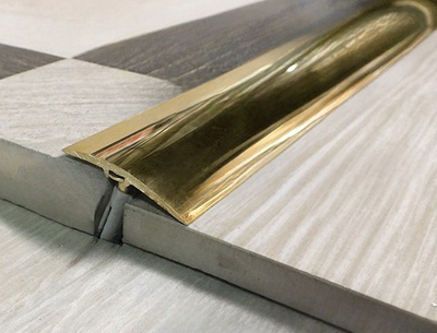 Латунный полированный порожек для стыковки с потайным крепежом STP