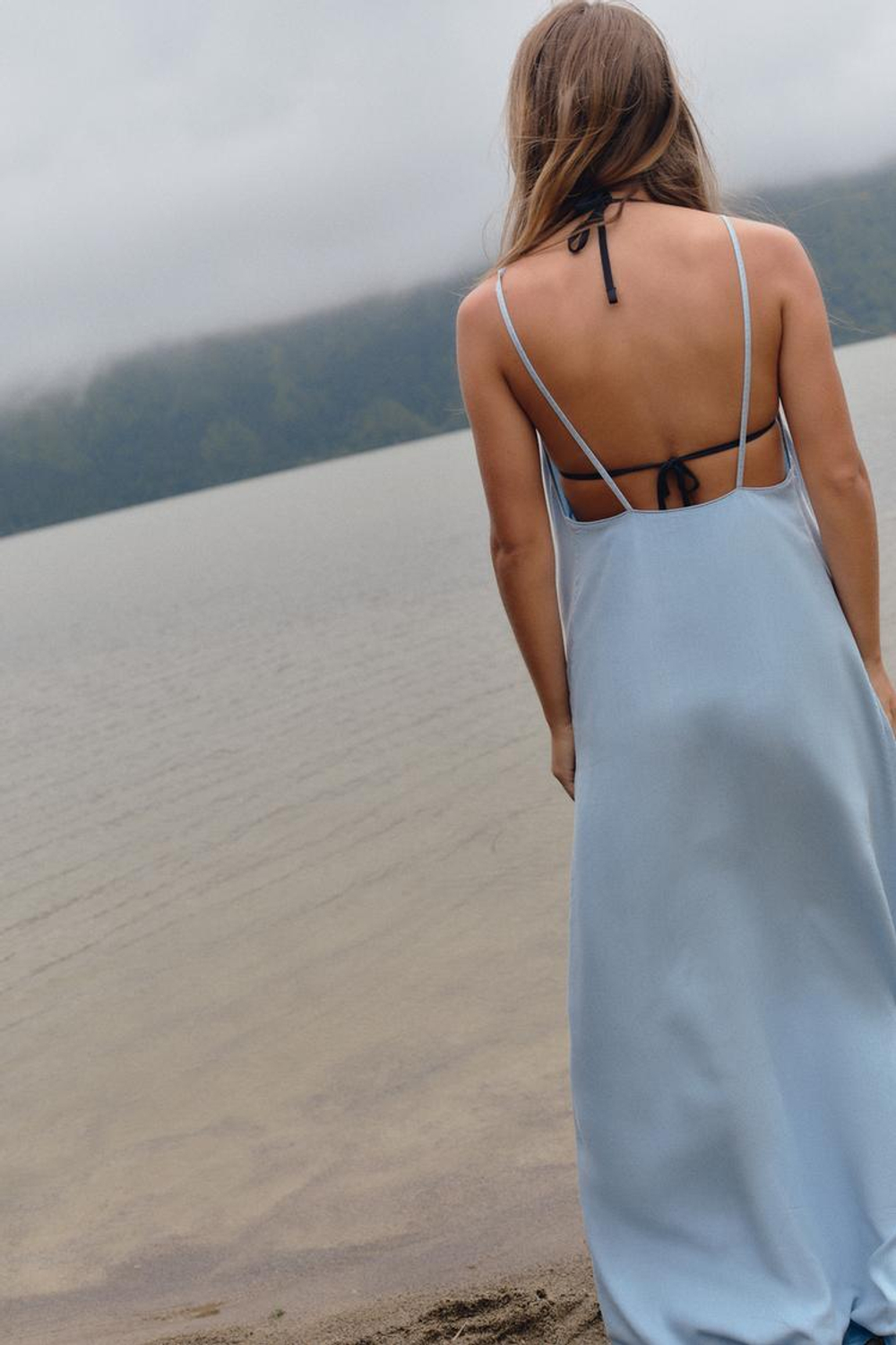 ZARA ПЛАТЬЕ МИДИ ИЗ СТРУЯЩЕЙСЯ ТКАНИ, ГОЛУБОЙ