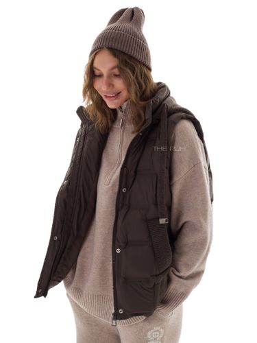 Шоколадный пуховый жилет с вязаным капюшоном