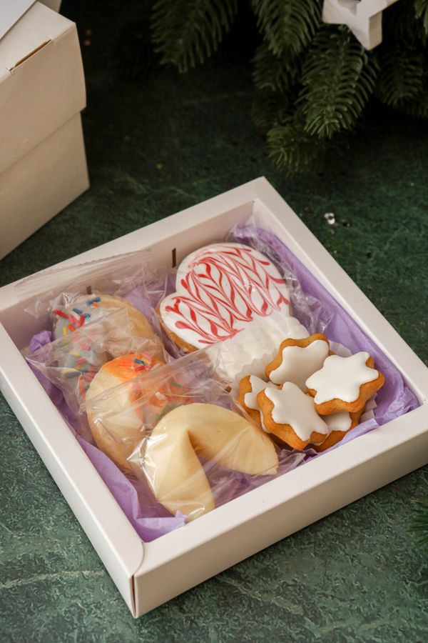 Шесть мини пряников снежинок, новогодний мини пряник, три печенья с предсказаниями