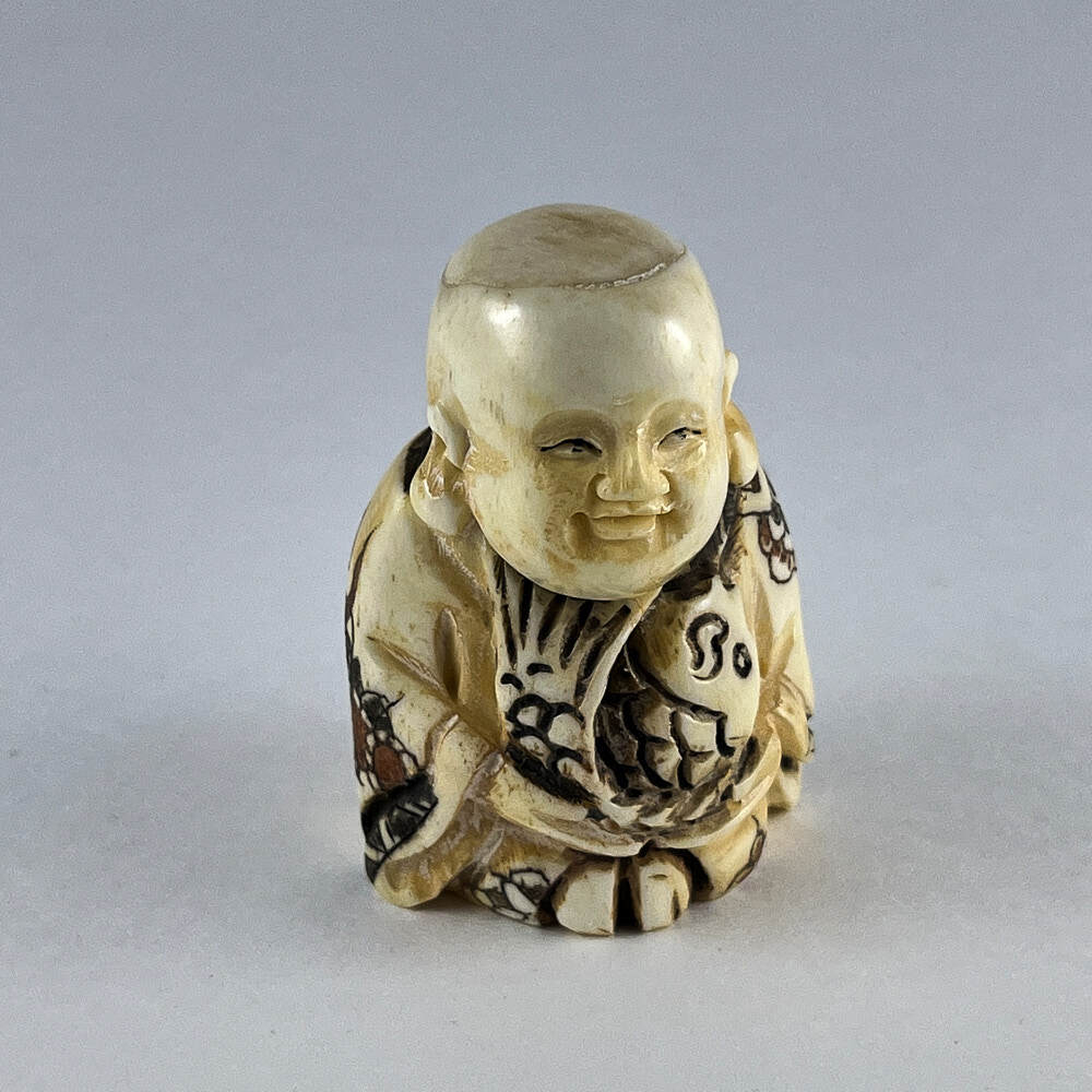 Статуэтка нэцкэ Ребенок Карако с огромной рыбой