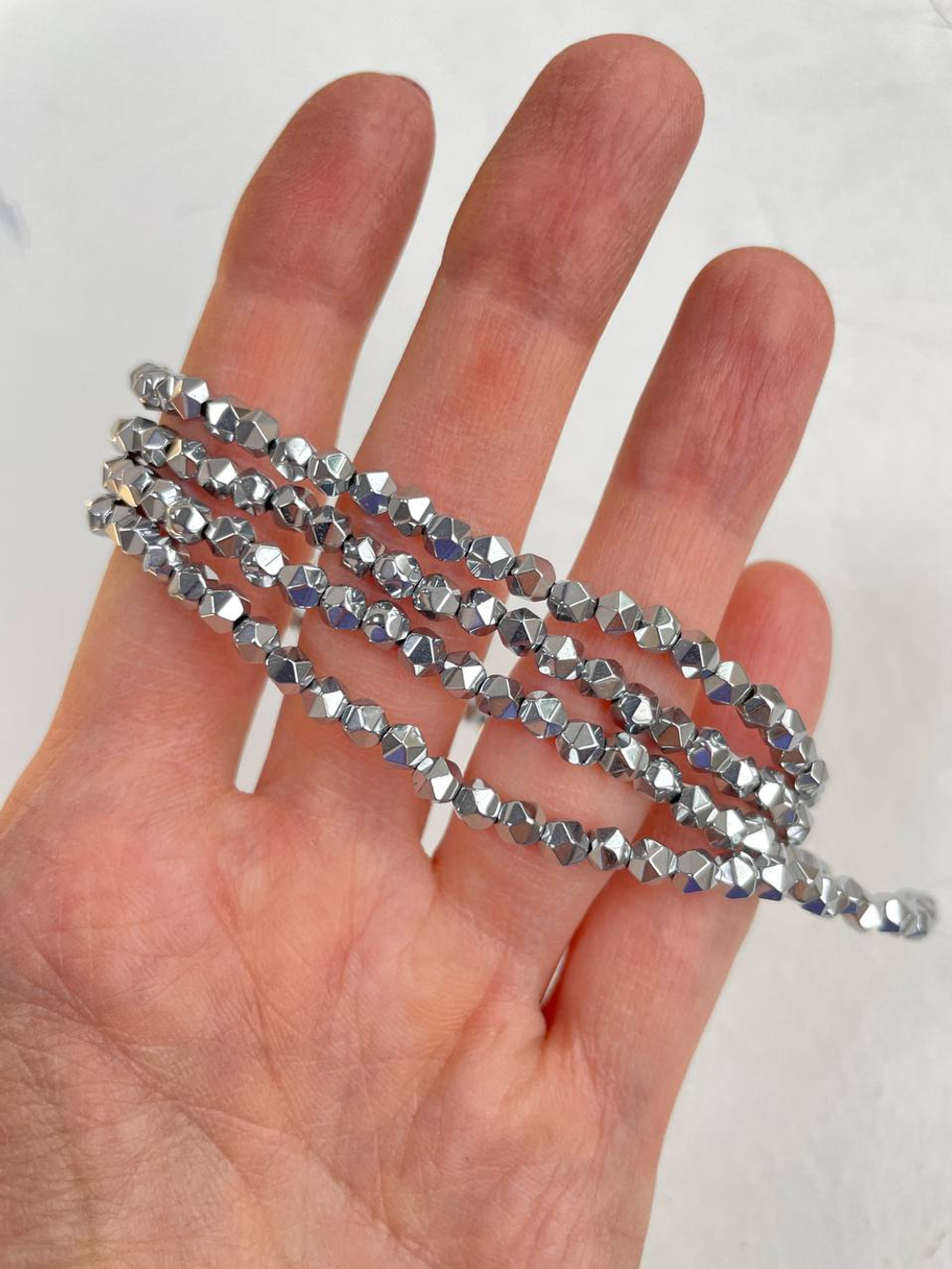 гшко4-с Гематит шар 4 мм, крупная огранка, серебро, 38см