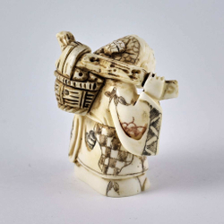 Нэцкэ Дзюродзин с корзиной рыбы через плечо