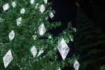 Светодинамическая елка ствольная со скамейкой, встроенная гирлянда: Холодный свет - "Лесная" (Литая хвоя) 12 м