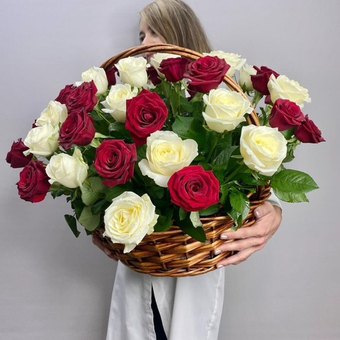 Корзина с красными и белыми розами