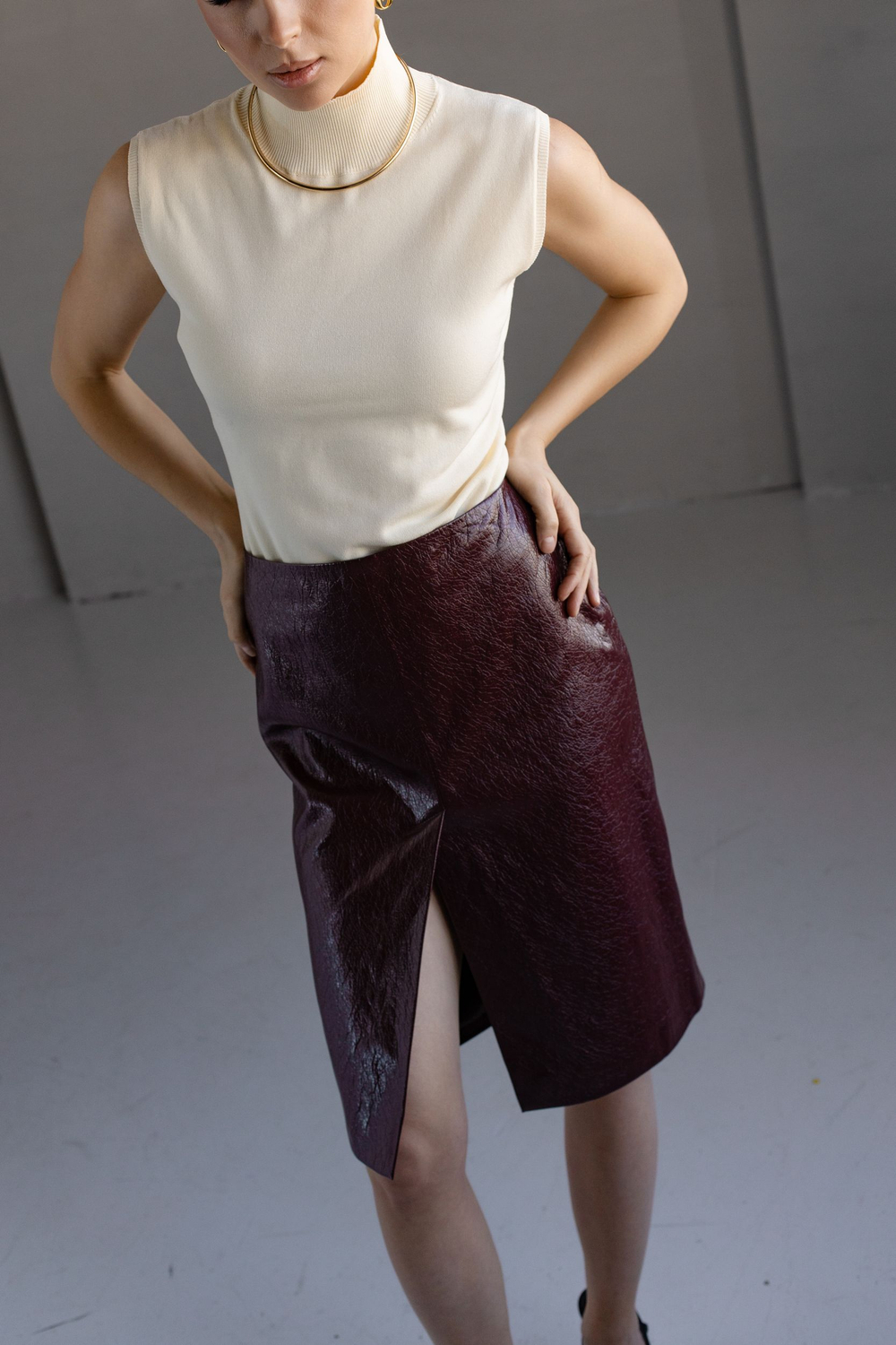 Юбка из эко-кожи с разрезом миди бордо