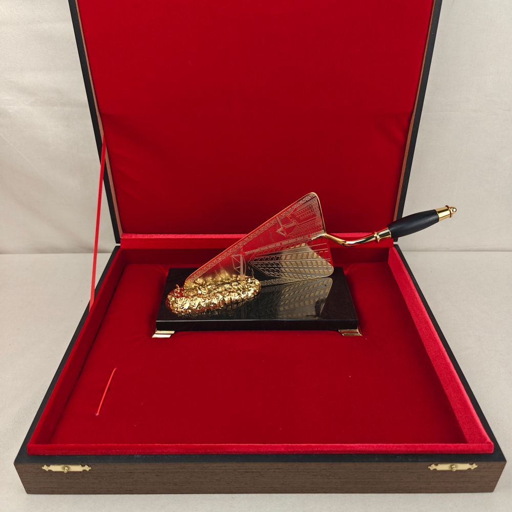 Подарок строителю "Мастерок" на долерите с фианитами