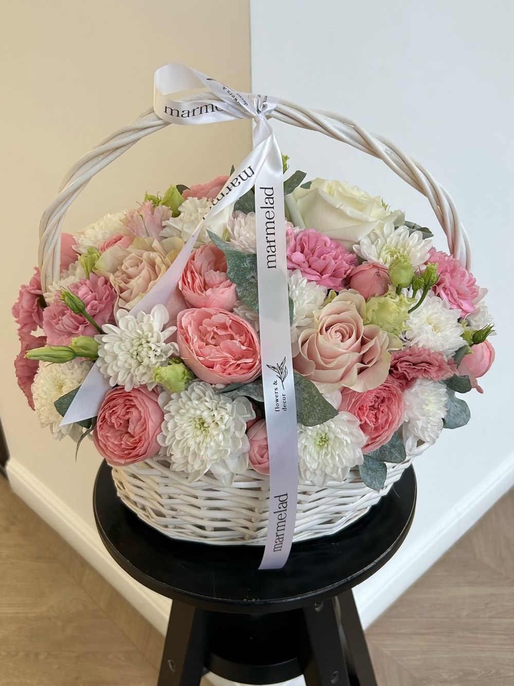 Цветочная корзина в розовой гамме