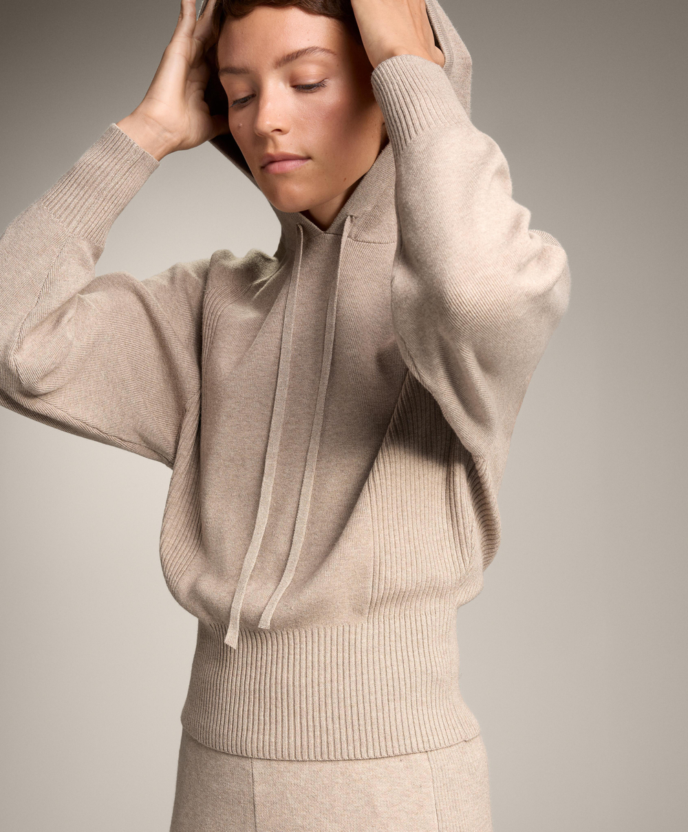 Oysho Вязаный джемпер в рубчик с капюшоном и приталенной талией, серо-коричневый