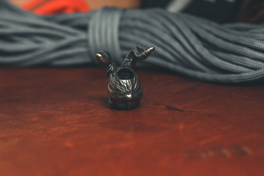 Темлячная бусина, подвеска "Хэлбой", белый метал