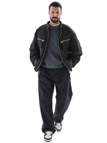 Черный утепленный бомбер с нагрудными карманами