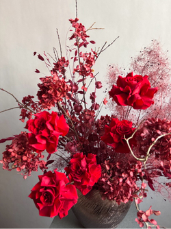 Композиция в кашпо Леукадендрон