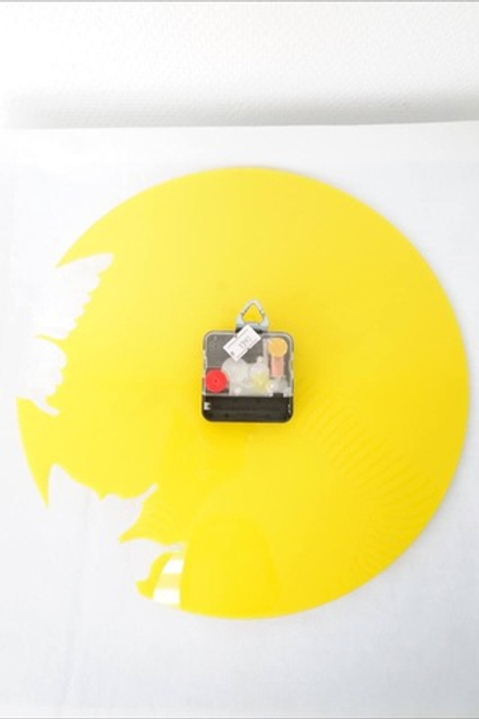 Часы настенные желтые с бабочками, новые