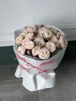 Букет из кустовой пионовидной розы в нежном оттенке