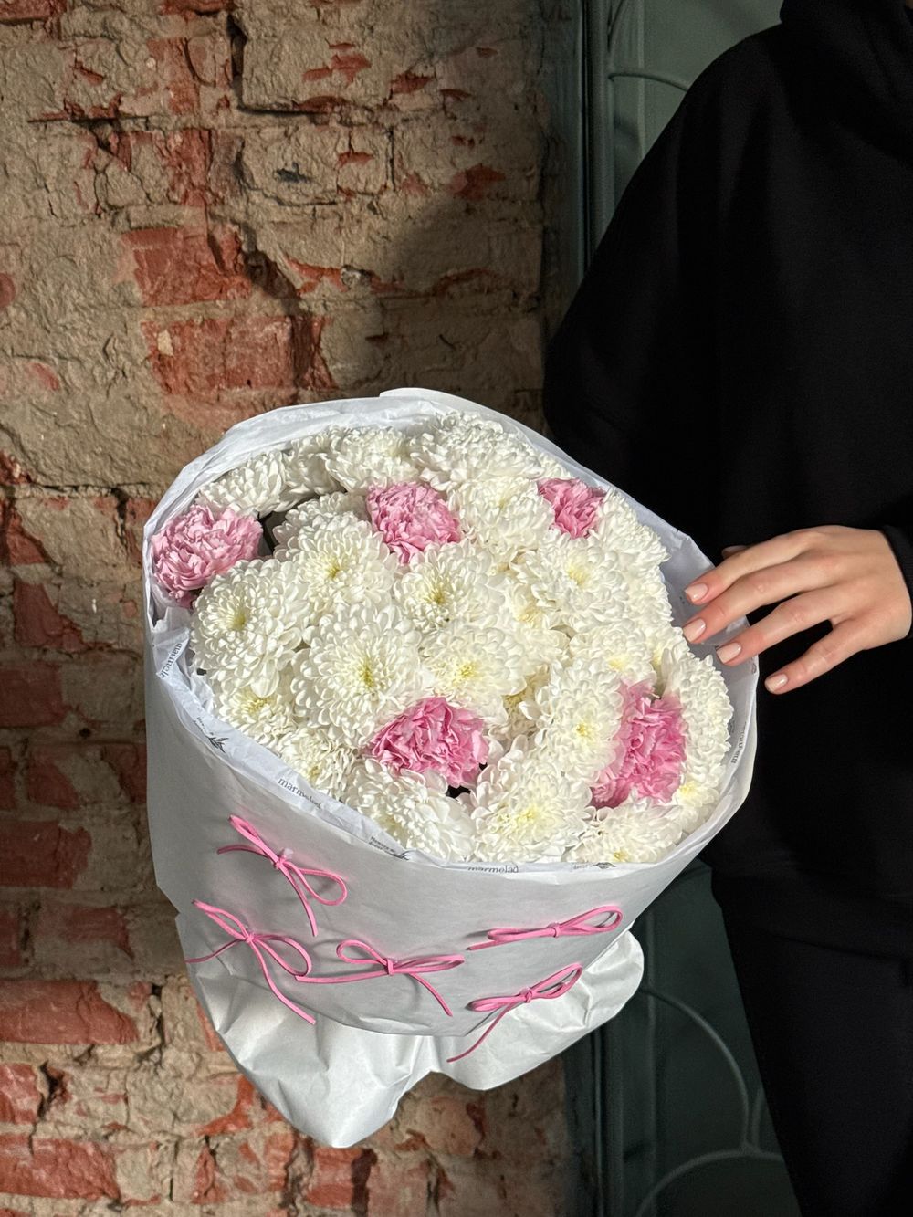 Букет из диантусов и хризантемы