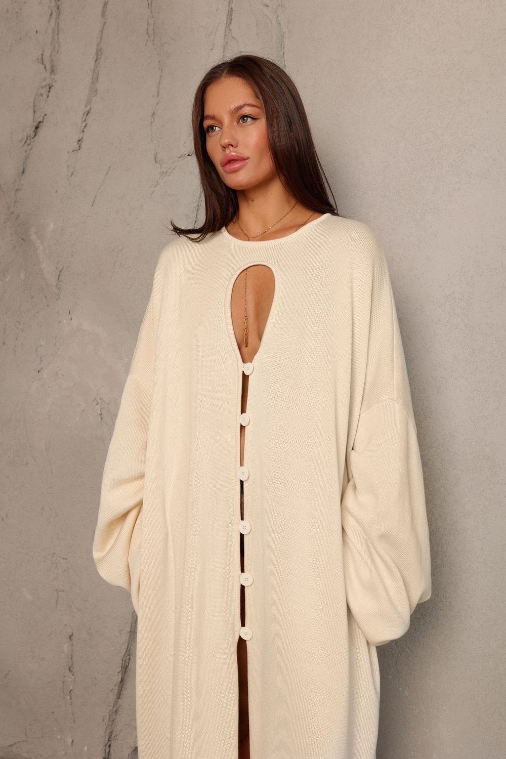 Джемпер-платье с вырезом на груди