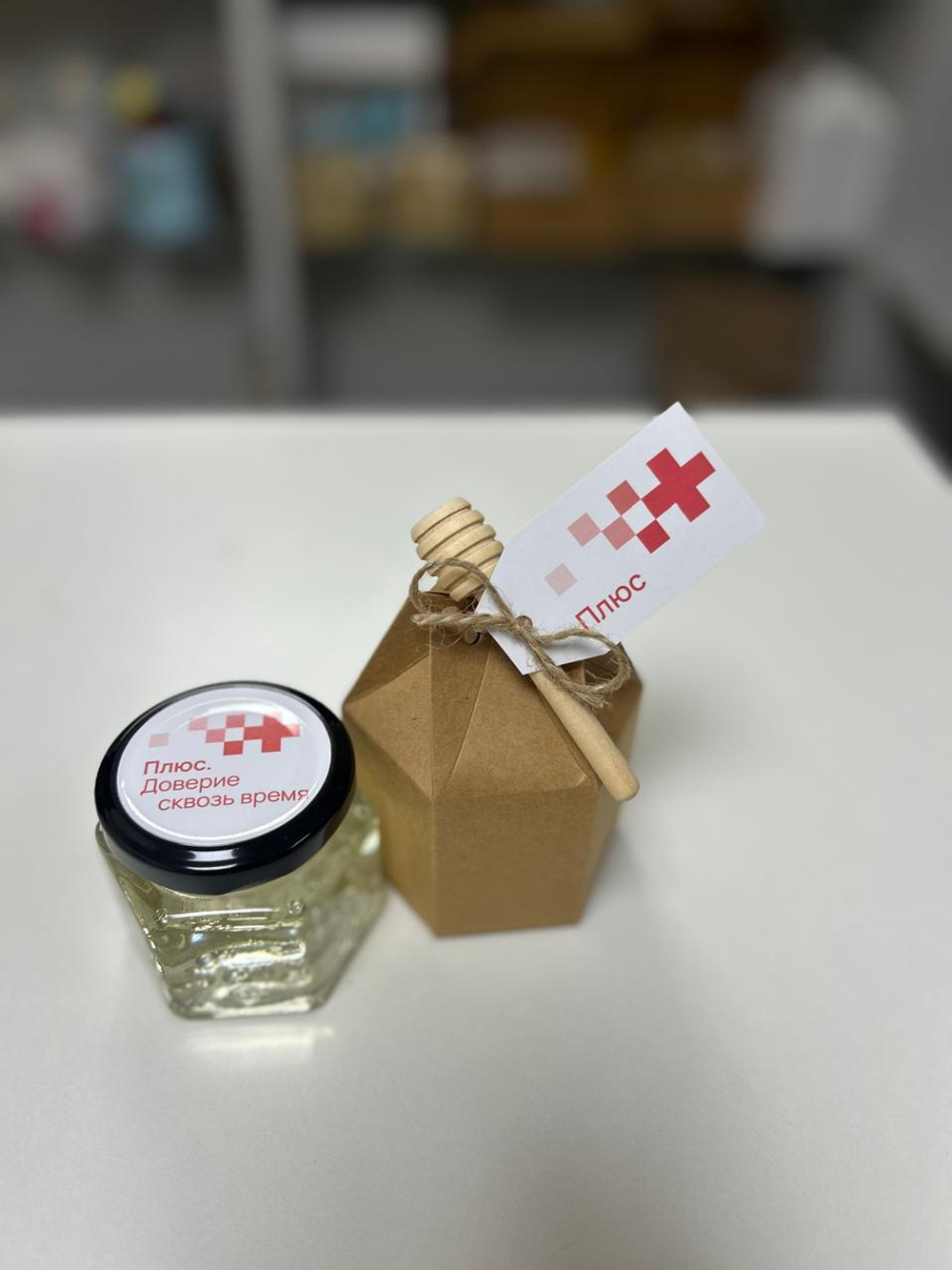 Брендированная баночка с медом в коробочке с биркой, 140 грамм