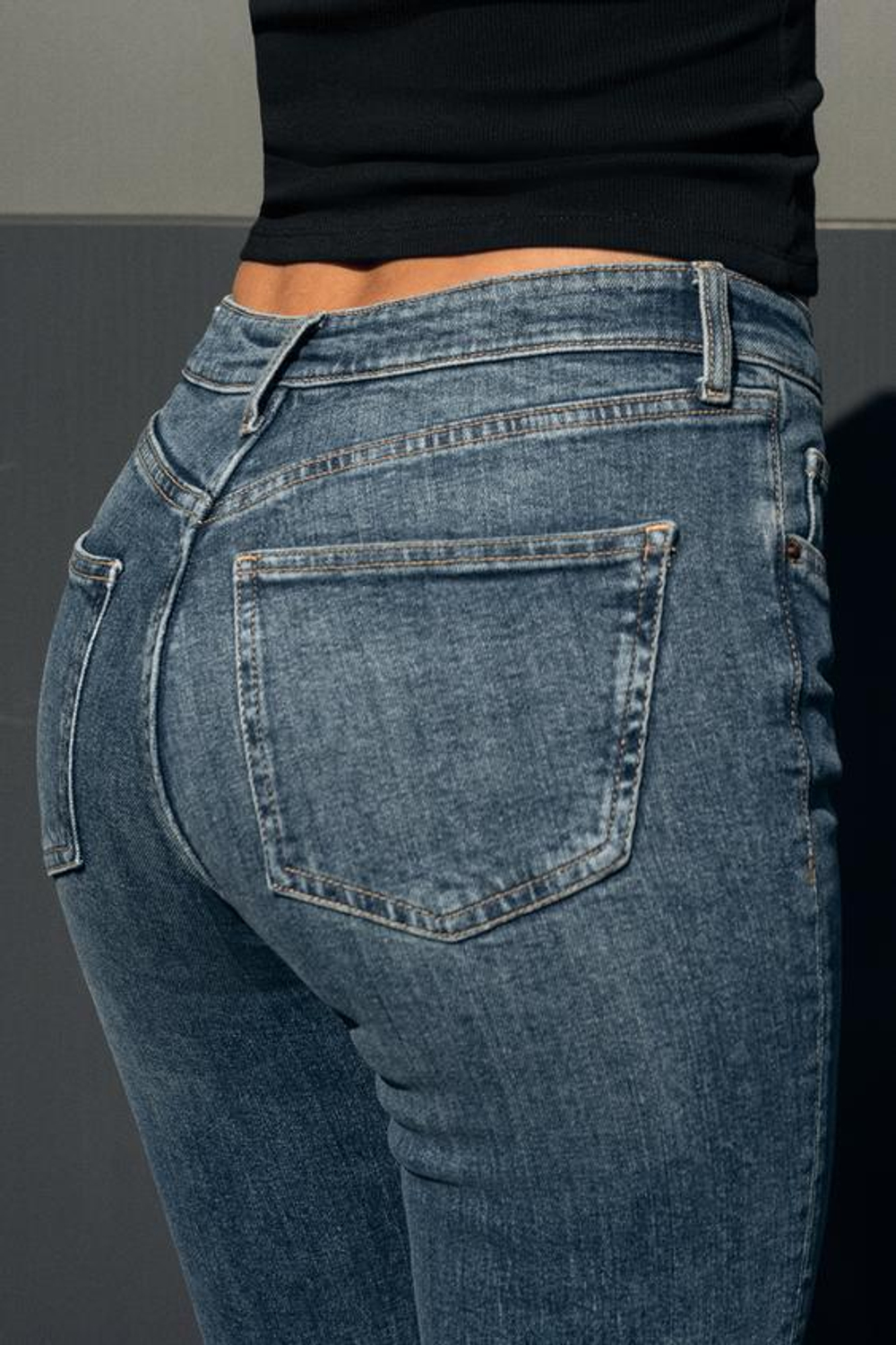 ZARA УКОРОЧЕННЫЕ РАСКЛЕШЕННЫЕ ДЖИНСЫ TRF С ВЫСОКОЙ ПОСАДКОЙ, СИНИЙ