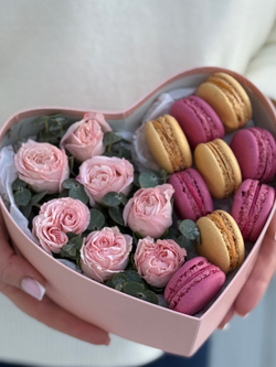 «Сердце» с пионовидными кустовыми розами, эвкалиптом и яркими макарунс от Флора Маркет, размер S