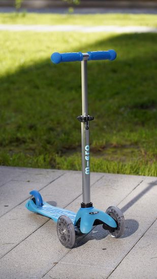 Самокат Mini Micro Deluxe Glow Plus (светящийся) LED арктический синий