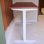 Регулируемый компьютерный стол Motor UP с регулировкой по высоте — столешница МДФ красное дерево