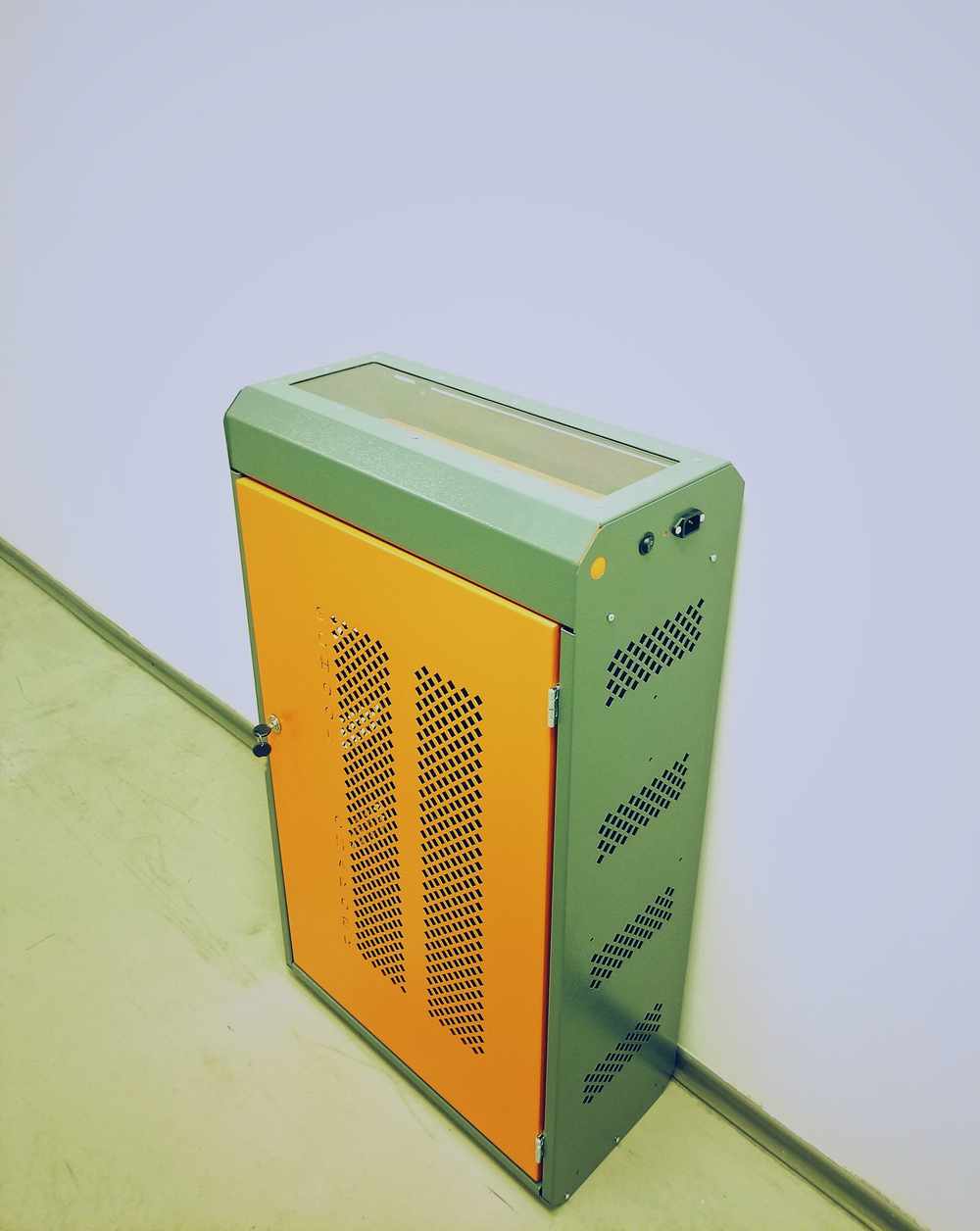 Навесной шкаф c розетками для зарядки 30 планшетов