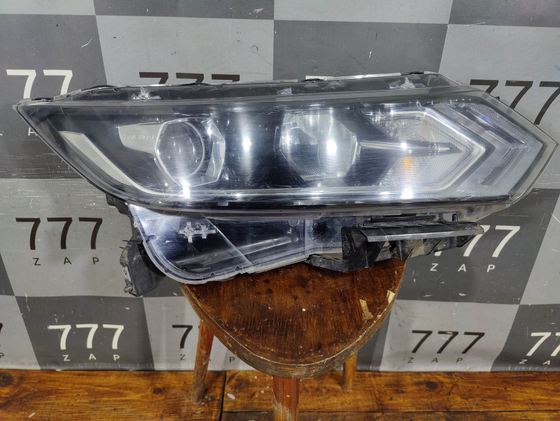 Фара правая галоген Nissan Qashqai 2 (J11) 17-24 Б/У Оригинал 26010HV00B
