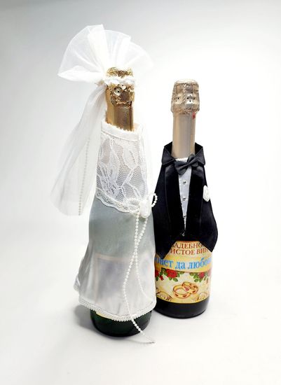 Наряды для свадебных бутылок в виде костюмов жениха и невесты