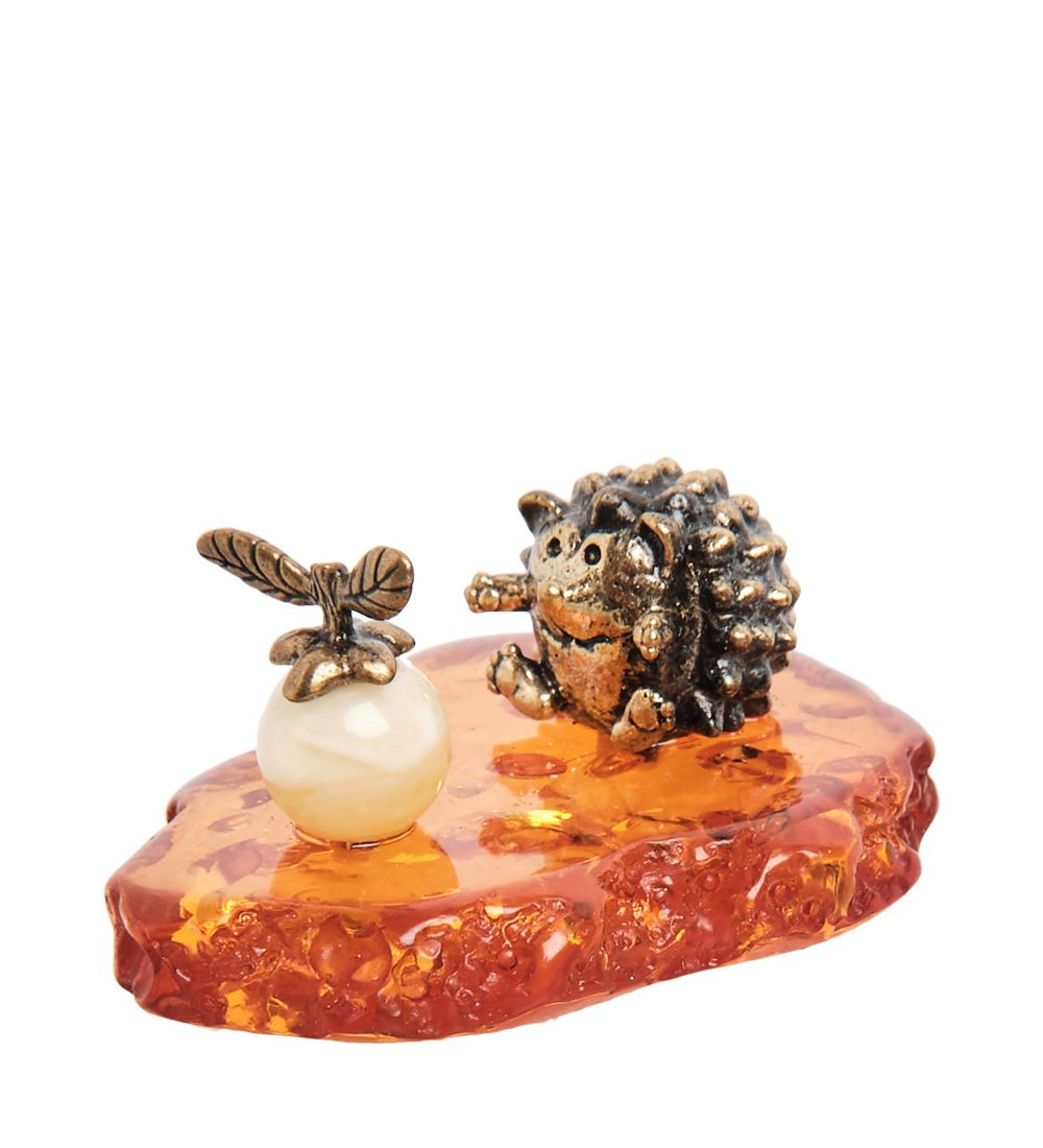 Народные промыслы AM- 285 Фигурка «Ежонок с яблоком» мал. (латунь, янтарь)