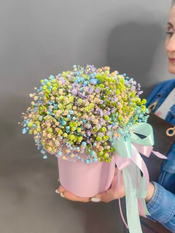 Композиция с радужной гипсофилой