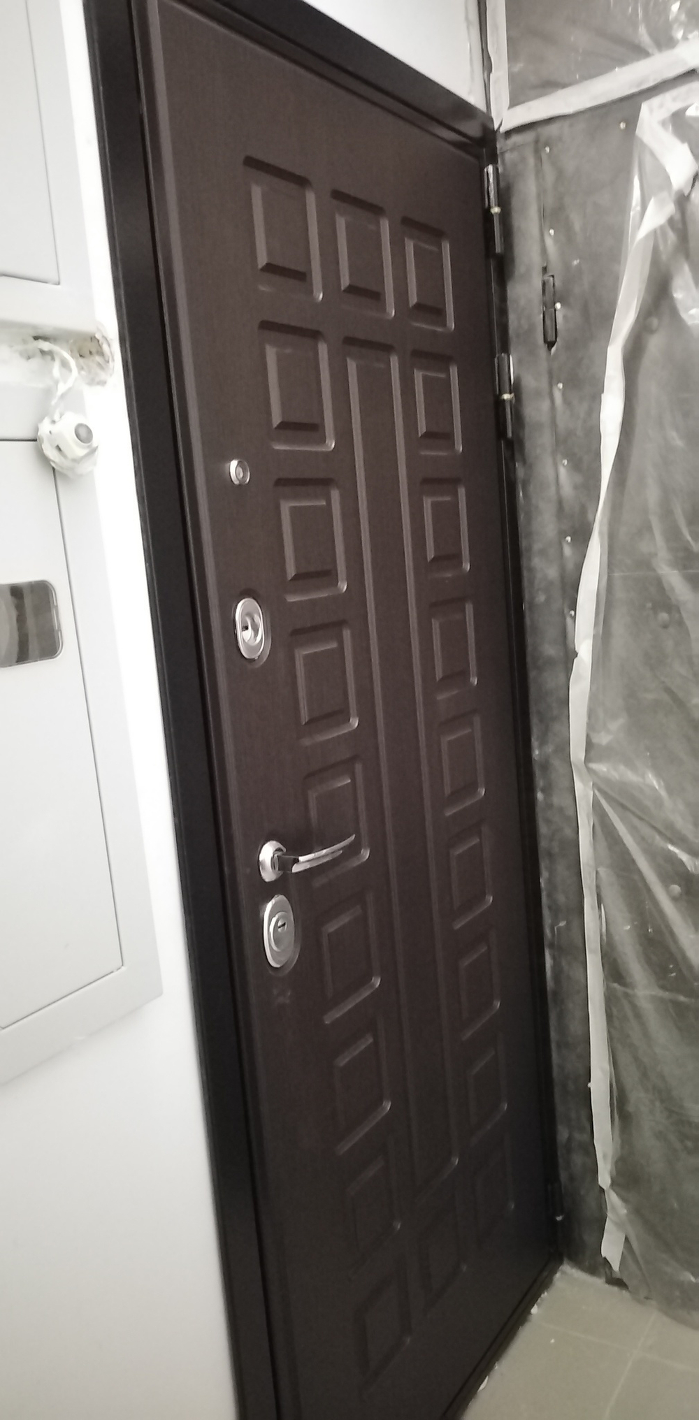 Входная дверь Лекс Гладиатор 3К Верджиния №40 Ясень кремовый IMA один продольный молдинг+узкие белые стекла