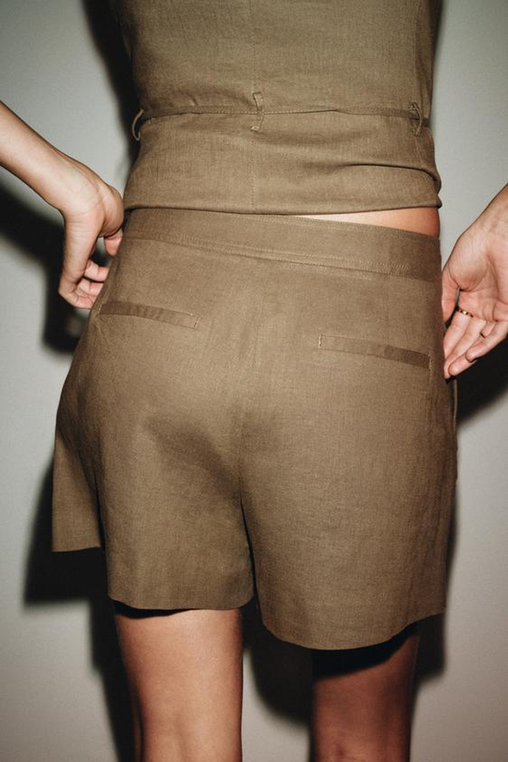 ZARА БЕРМУДЫ ИЗ ЛЬНА С ЗАЩИПАМИ, СВЕТЛО-КОРИЧНЕВЫЙ