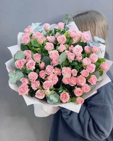 Букет из 11 кустовых пионовидных роз сорта "Madam Bombastic" с эвкалиптом