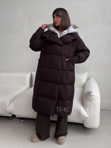 Удлиненный пуховик шоколадного цвета с контрастной жилеткой