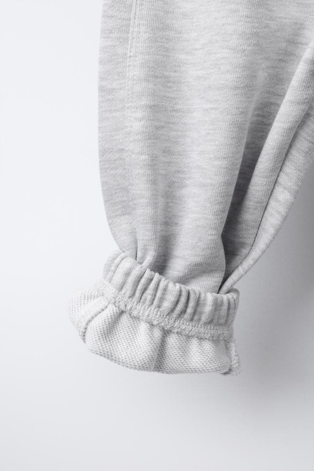 ZARA КОМПЛЕКТ ИЗ ДВУХ ДЖОГГЕРОВ ИЗ МЯГКОЙ ТКАНИ С НАШИВКОЙ, СЕРЫЙ МЕЛАНЖ