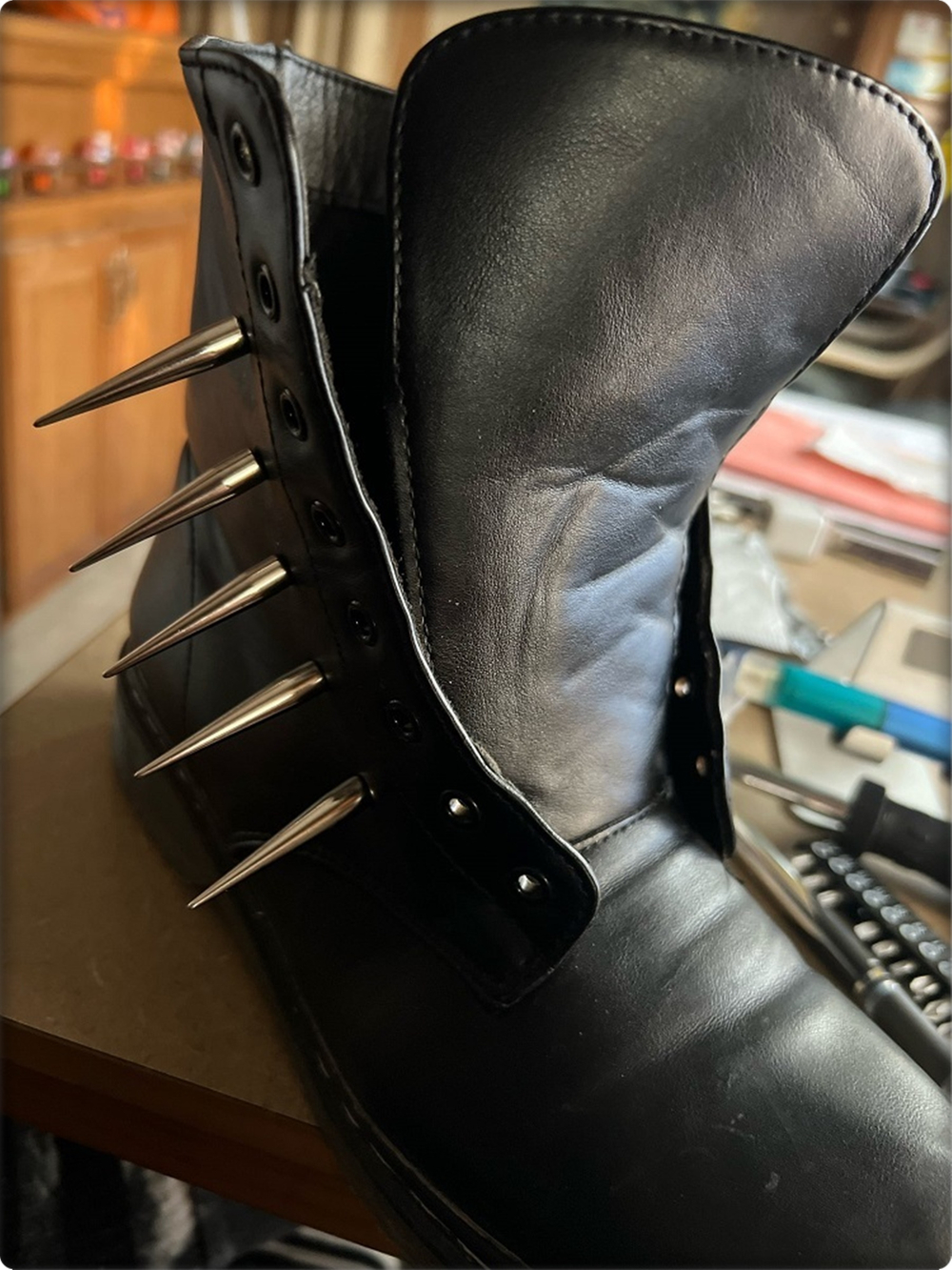 Шипы конусные 40х6мм на винте для декора браслетов, чокеров.