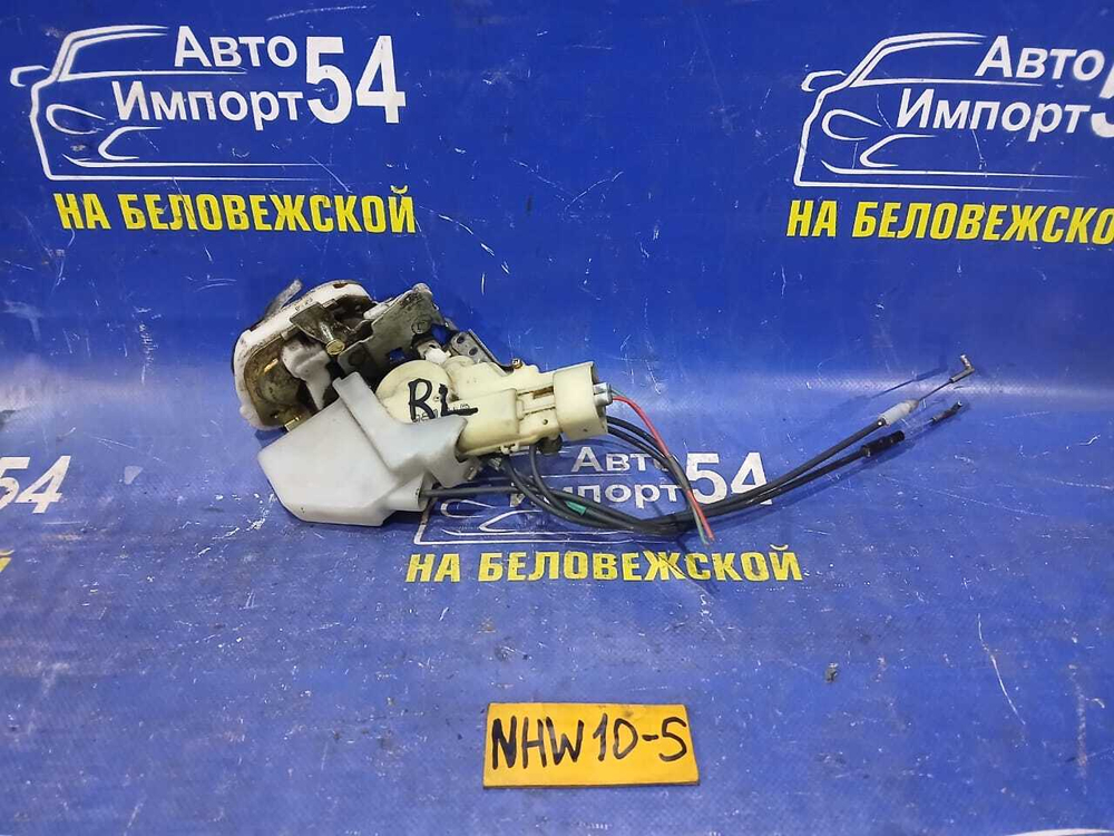 Замок двери задней левой TOYOTA PRIUS 1998