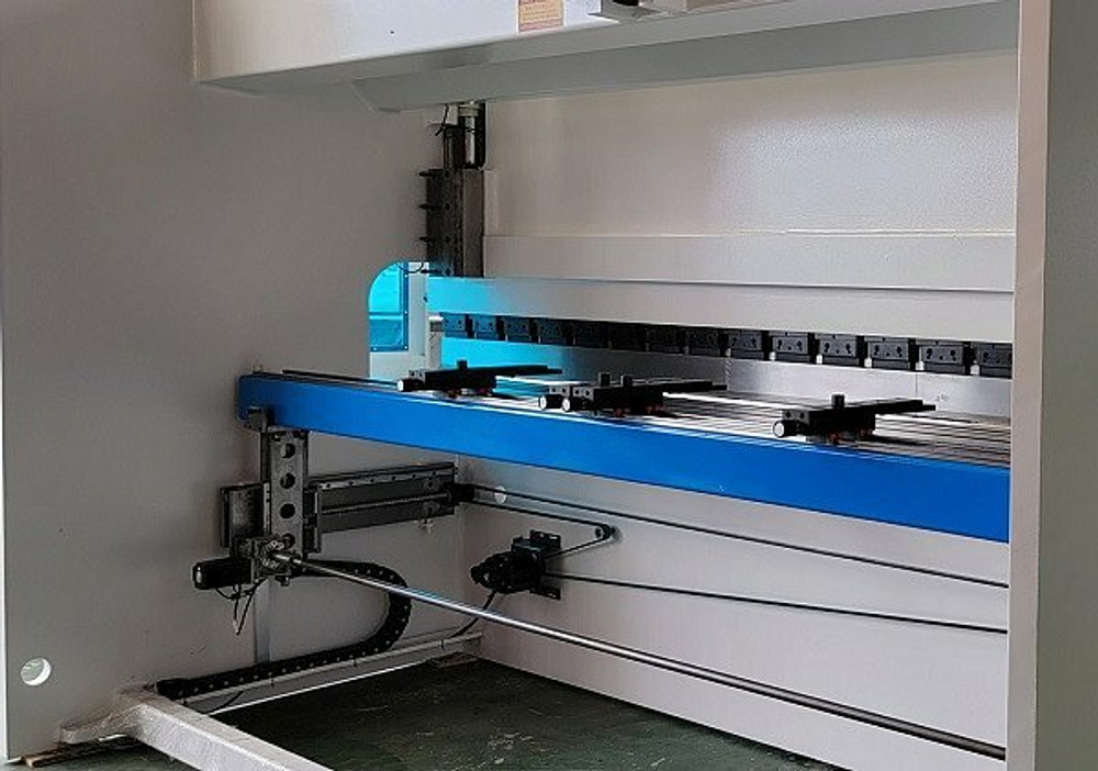 Листогибочные гидравлические прессы с ЧПУ контроллером MetalTec TP10S HBM 125/3200C