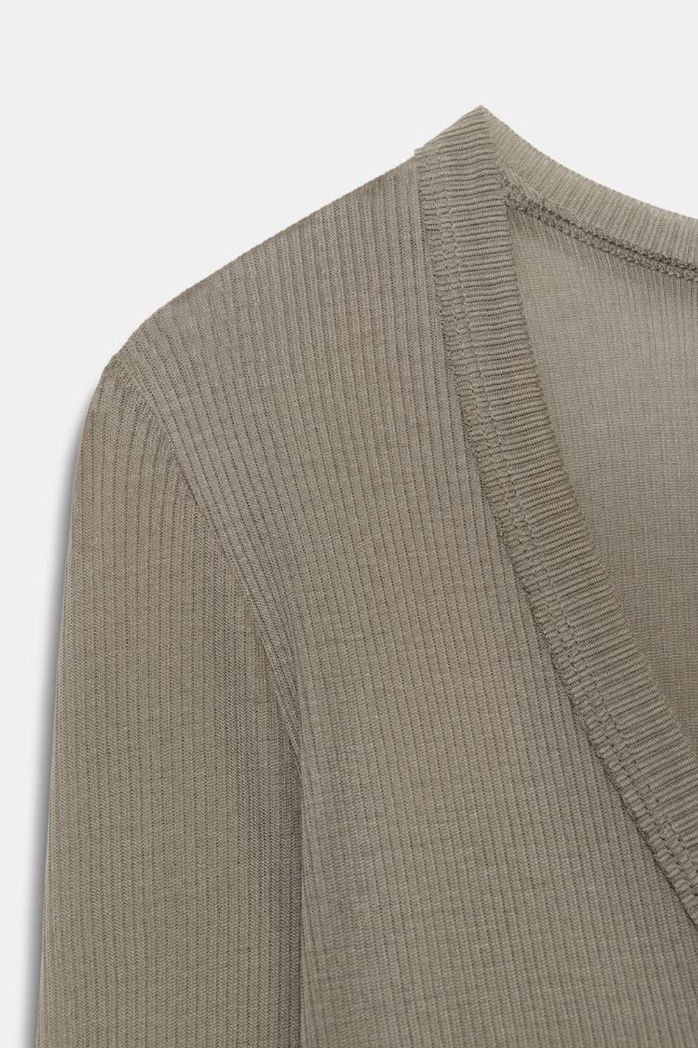 ZARA ФУТБОЛКА В РУБЧИК С V-ОБРАЗНЫМ ВЫРЕЗОМ, СВЕТЛЫЙ ХАКИ