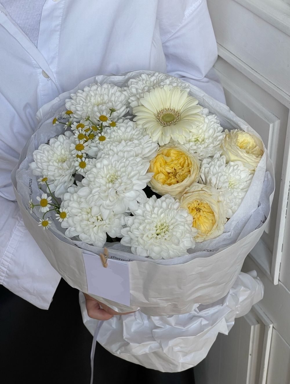 Авторский букет из хризантемы, ромашки, герберы и кустовой пионовидной розы