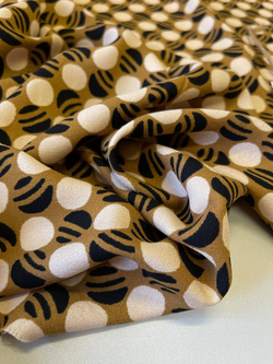 Плательно-блузочная креповая вискоза с рисунком (100%вискоза, Горчично-охристый фон/геометрия, 142, 140 гр/м2)